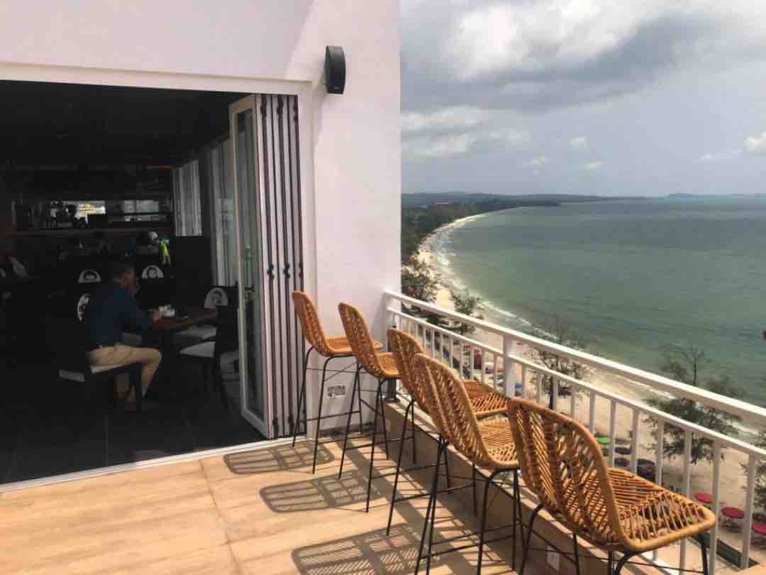 Phòng tắm được trang bị cả bồn nước nóng và view biển