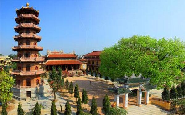 Chùa Từ Đàm thờ độc tôn nên cách bài trí và thờ tự trong điện có phần đơn giản so với các ngôi chùa khác ở xứ Huế