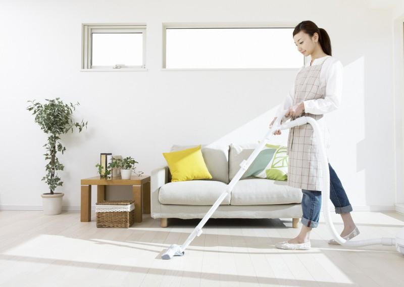 Đồ đạc bừa bộn làm cho căn phòng chật chội hơn